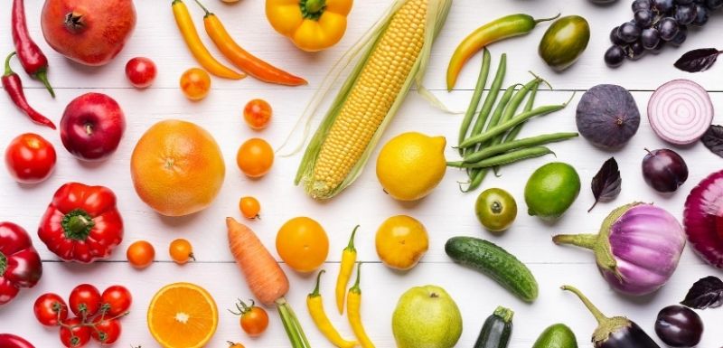 Composition de fruits et légumes aux couleurs de l’arc-en-ciel